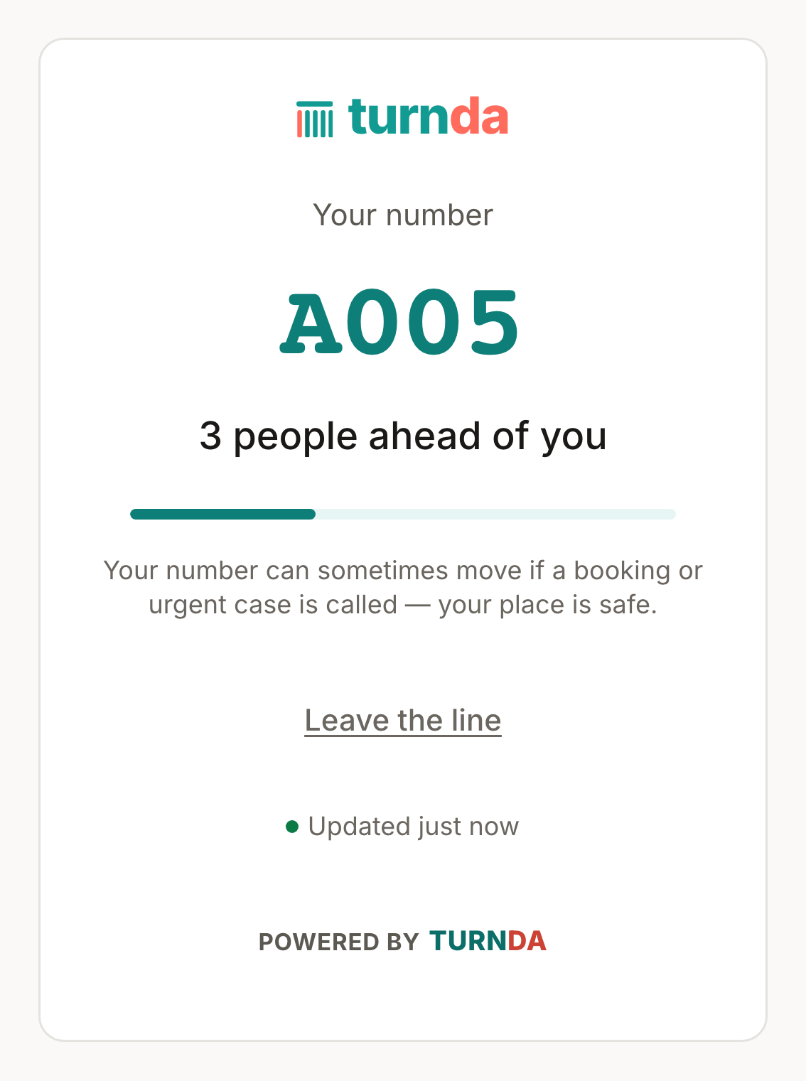 El enlace de seguimiento en vivo de un visitante en su teléfono, mostrando el logotipo de turnda, «Su número», el número A005, «3 personas por delante de usted» y una barra de progreso.